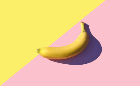 Le hero header est une banane sur fond rose et jaune